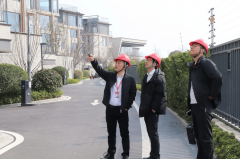 用用手去摸、用尺去量